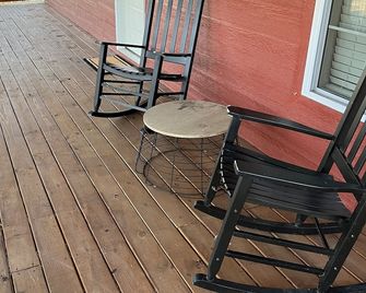 Peaceful Cozy Cabin 10 minutes from Historic downtown Madison - Madison - Balkón
