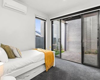 Surf Central Townhouse - Walk to Beach and Shops - Torquay - Schlafzimmer