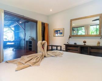 On The Beach! Soaking Tub/Music/Wi-Fi & A/C-Queen Beds Available Thanksgiving! - Dominical - Bedroom