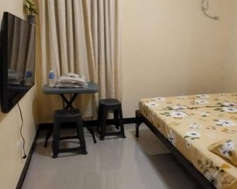 Cozy 2-bedroom lodge with WiFi, AC in charming Bagac - Bagac - Habitación