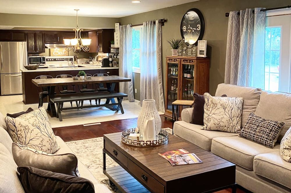 Executive Brown Deer Home with 4 Bedrooms 6 Beds 2.5 Baths Big Screen Media Room - Brown Deer - Obývací pokoj