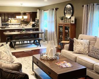 Executive Brown Deer Home with 4 Bedrooms 6 Beds 2.5 Baths Big Screen Media Room - Brown Deer - Living room