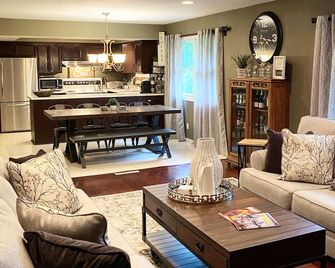 Executive Brown Deer Home with 4 Bedrooms 6 Beds 2.5 Baths Big Screen Media Room - Brown Deer - Obývací pokoj