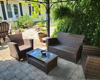 Historic 4 Bedroom Home with Outdoor Pizza Oven - Warren - Patio
