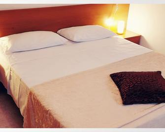 Simple accommodation on the farm. Pet-friendly if staying with owners - Illasi - Habitación