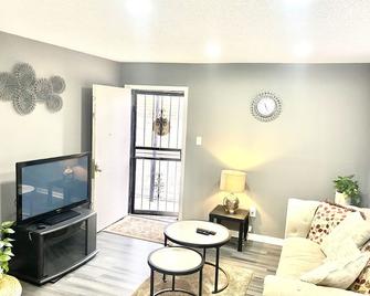 Near Rhodes College, Fedex Forum, Regional One, Ut Health Sciences - Memphis - Living room