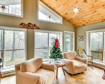 Riverfront Newland Home with Pool and Golf Club Access - Newland - Sala de estar