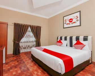 OYO 799 Hotel Dieng - Berastagi - Schlafzimmer