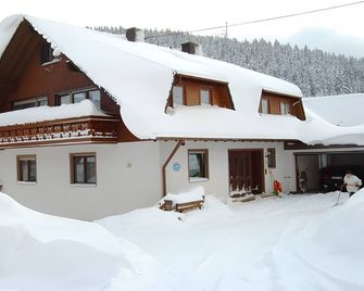 Apartment 'Nr 1 Dg' with Shared Garden, Balcony and Wi-Fi - Vöhrenbach - Edificio