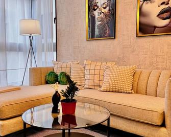 Cozy 2-bedroom apartment in charming Santo Domingo with AC, WiFi, fitness room - Santo Domingo - Living room