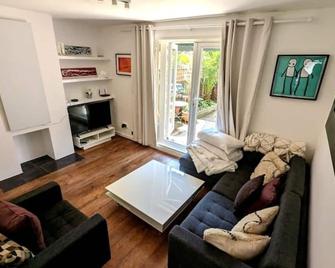 Charming 2-Bed Garden Flat - London - Living room