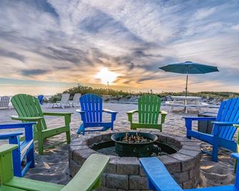 Oceanfront suite with water-view patio, AC, kitchenette & firepit - dogs welcome - North Truro - Patio