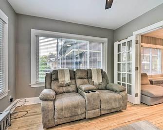 Elegant Detroit Home with Yard about 5 Mi to Dtwn! - Detroit - Living room