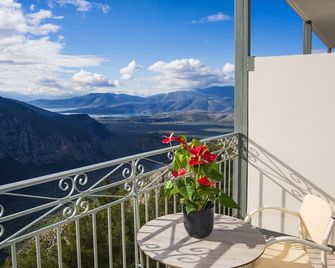 في هوتل ديلفي - دلفي - شرفة