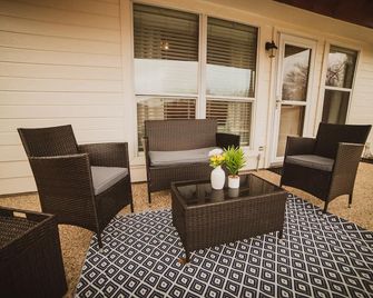 Cozy Modern Farmhouse with Pool & Hot Tub, 4BDs in Waxahachie - Waxahachie - Terasa
