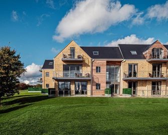 Modern 2 Bed Self Catering Apartment - Chipping Norton - Building