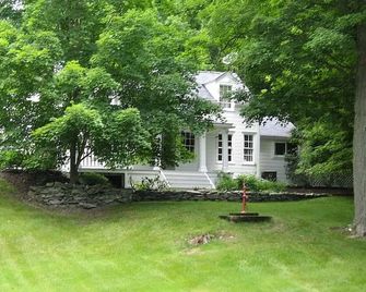 B&B on seven acres with private bed & bath - Clinton Corners - Building
