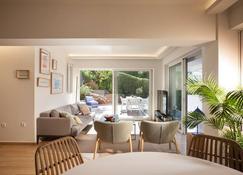 Vouliagmeni Beach Stylish house private garden - Vouliagmeni - Stue