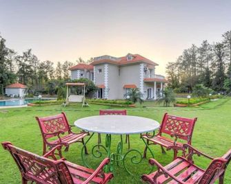 Aravali Hills Resort - Gurugram - Patio