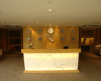 Sahara Star - Mumbai - Front desk