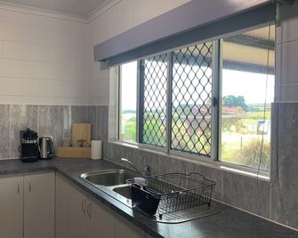 Comfy 4 Bedroom with Country Views - Atherton - Cucina