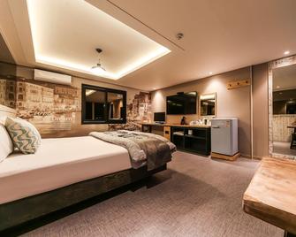 Gumi Indong Hotel Europe 2nd Branch - Gumi - Bedroom