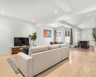 Stylish 1bedroom 1bathroom In Plateau Mo - Montréal - Salon