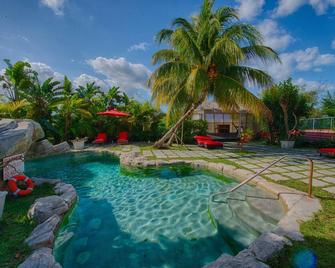 A Stone's Throw Away - Nassau - Piscine