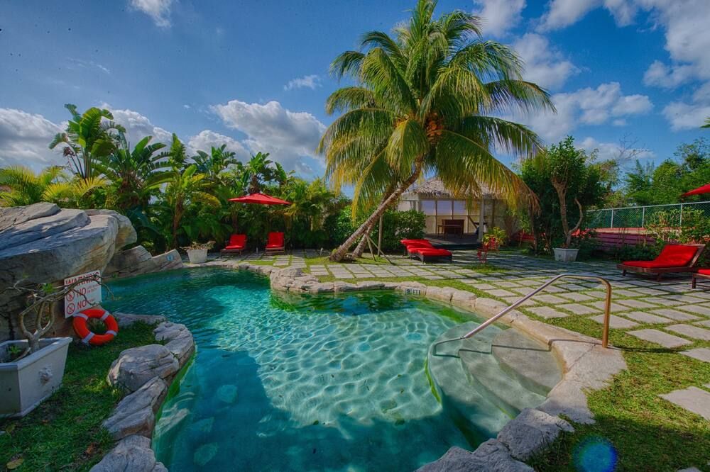 إيه ستونز ثرو أواي - ناساو - حوض السباحة