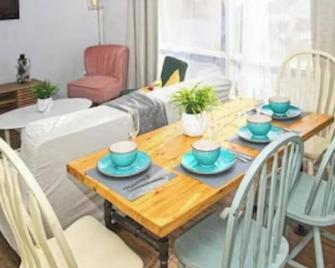 Sandy Beach Cottage steps to Lake Simcoe - 1 hr 20 mins from Toronto - Orillia - Dining room