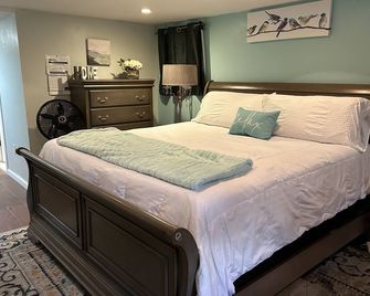 Cozy and comfortable studio room on lower level of townhouse with private entry - Queens - Bedroom