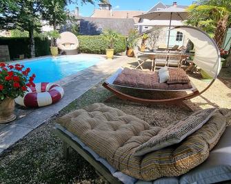 Les Jardins Saint Eloi - Chamboulive - Piscina