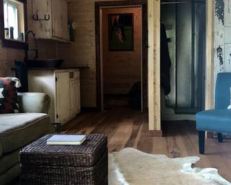 Creek-side Cabin Nestled on Horse Farm, Relax, Pet Horses, & Pet Friendly - Fayetteville - Living room