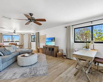 Dramatic Gulf View Penthouse - Casual Lux Décor - Jensen's “On the Gulf” - Suite 5 - Captiva - Salon
