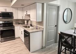 1st Floor Completely Remodeled, Pets Welcome!!! King & Queen Beds, W/D in Unit., - Monroe - Cocina