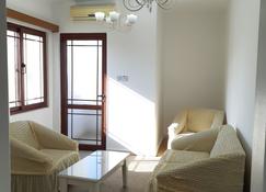 Double bedroom Apartment for rent in the city center - Protaras - Pokój dzienny