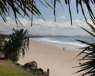 Artist Studio Cottage, Byron Bay (private garden beside Belongil Beach) - Byron Bay - Beach