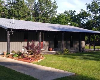 Cozy Barndominium near Will Rogers Downs and Highway 44. Quiet country setting - Claremore