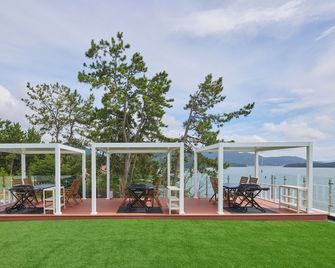 Yeosu Haemirion Pool Villa & Resort - Yeosu - Patio