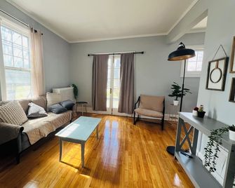 Cozy 1-bedroom apartment in charming Utica located in the second floor. - Utica - Wohnzimmer