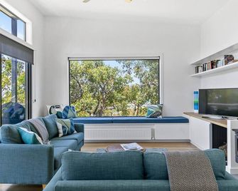 Namaste - Fairhaven - Living room