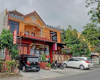 OYO 90488 Harwin Homestay - Batu - Building