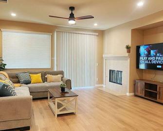 5 minutes to Freeway! Spacious Modern Corner House & Patio - Victorville - Living room