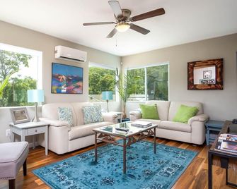5 Bedroom Three Private Living Spaces On Main Street Cottonwood Walk to Old Town - Cottonwood - Living room