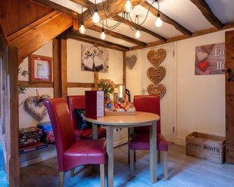 Soldiers Cottage, with HOT TUB, dog friendly, great views - Hereford - Dining room