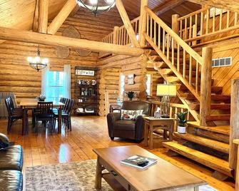 Hidden Log Cabin | Hot Tub | Ping Pong | Family | - Goshen