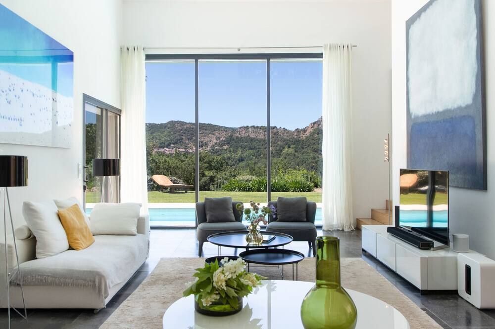 Superb modern villa with view in a green setting, 4 bedrooms & 3 bathrooms - La Garde-Freinet - Huiskamer