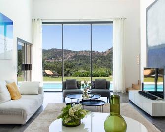 Superb modern villa with view in a green setting, 4 bedrooms & 3 bathrooms - La Garde-Freinet - Вітальня