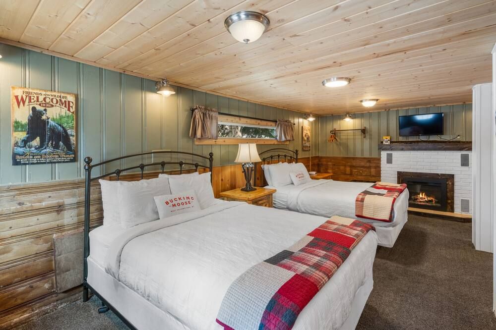 The Bucking Moose Wolf Suite: Cozy 2 Queen suite, just 1 minute from Yellowstone! - ווסט ילוסטון - חדר שינה