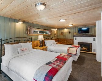 The Bucking Moose Wolf Suite: Cozy 2 Queen suite, just 1 minute from Yellowstone! - West Yellowstone - Makuuhuone